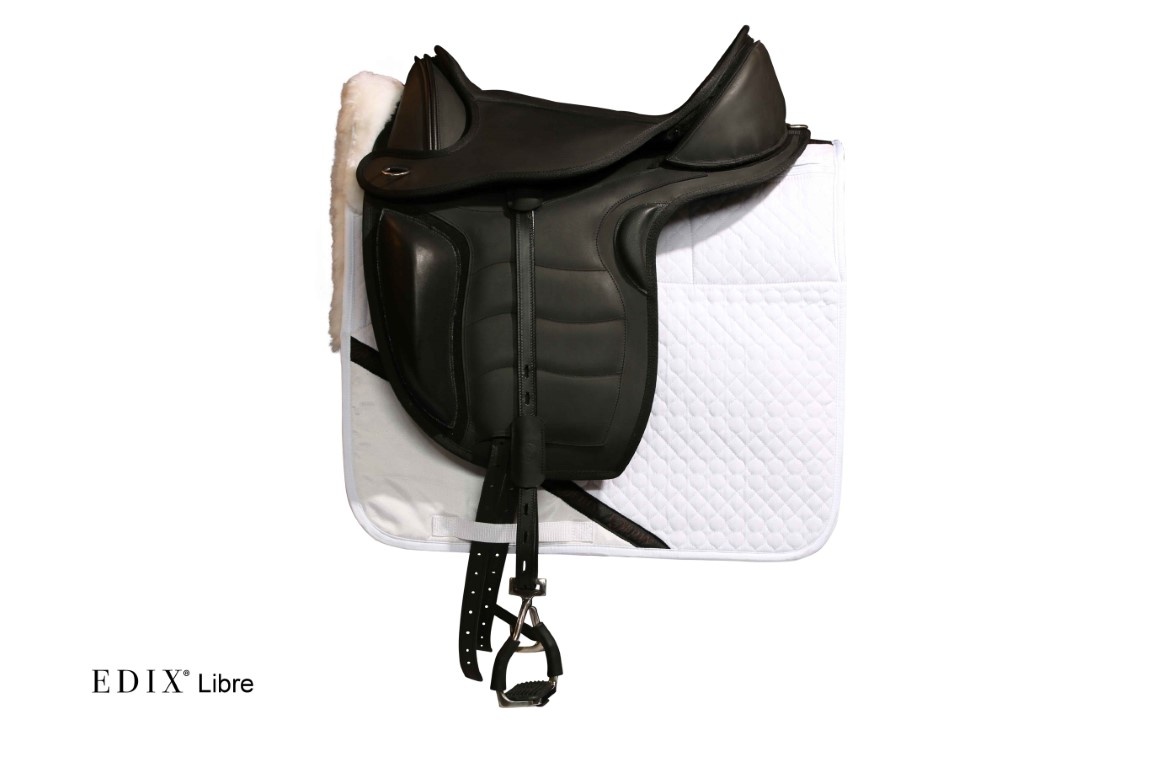 Dressage correction pad with lambskin inserts