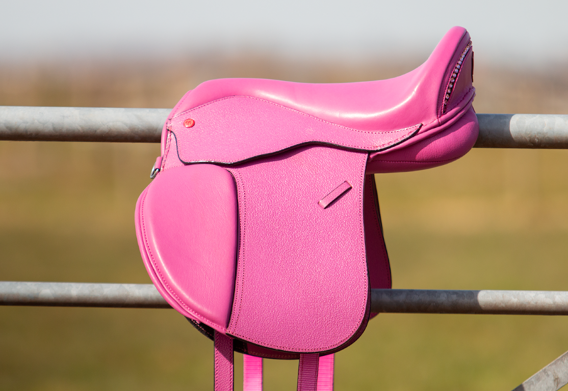 Elore treeless kids saddle