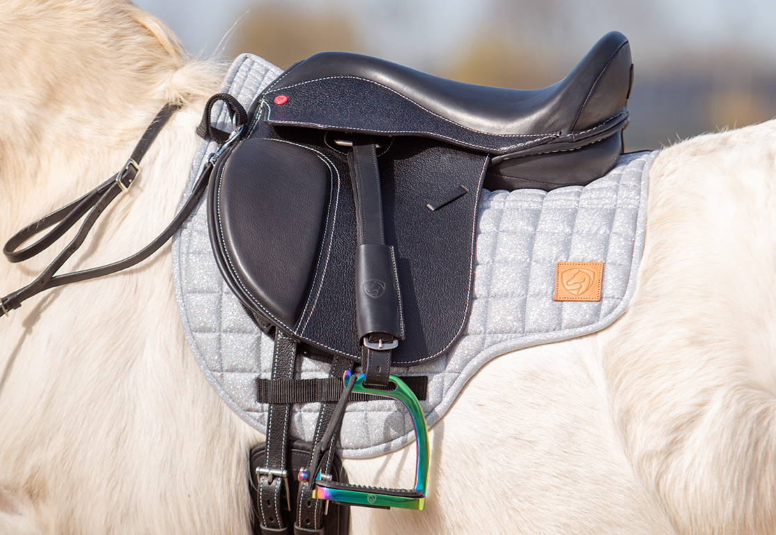 Elore treeless kids saddle