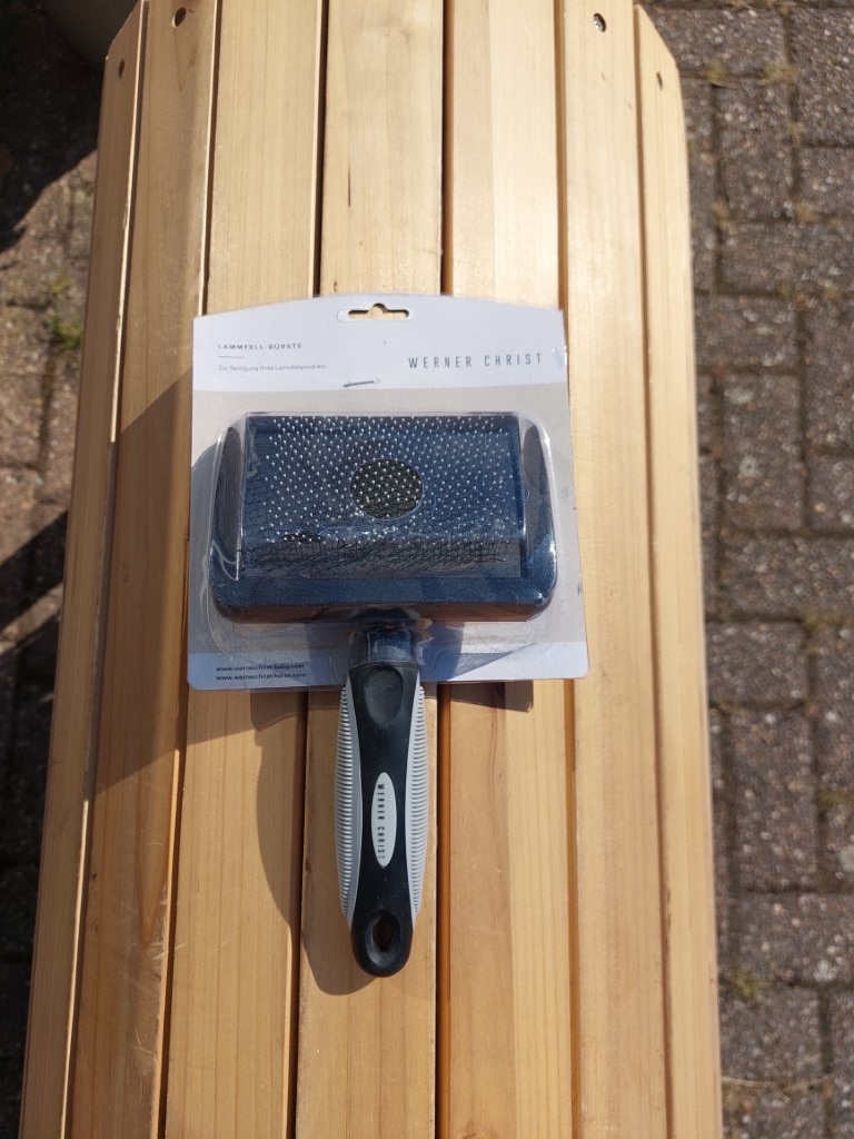 B-grade lambskin brush with a few damaged pins