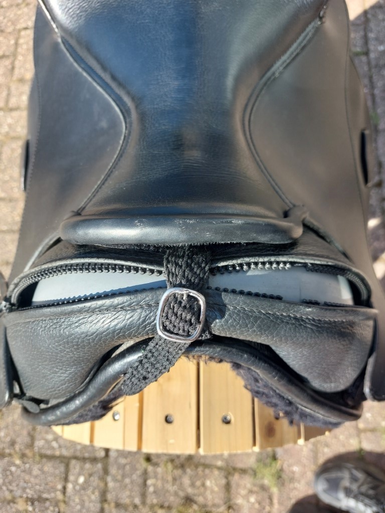 Gebrauchter Merlyn baumloser Sattel Größe 1 mit kaputtem Reißverschluss