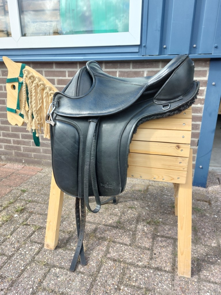 Tweedehands London boomloos dressuurzadel maat 2