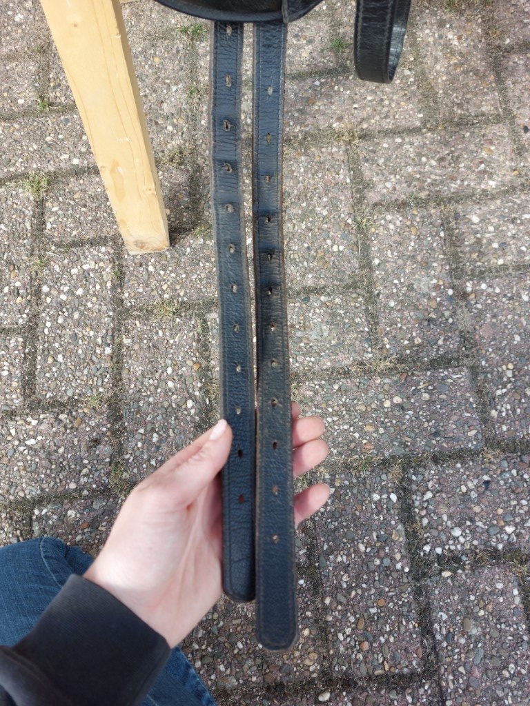 Second-hand London treeless dressage saddle size 2