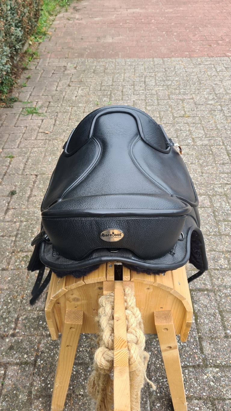 Second chance London treeless saddle size 1