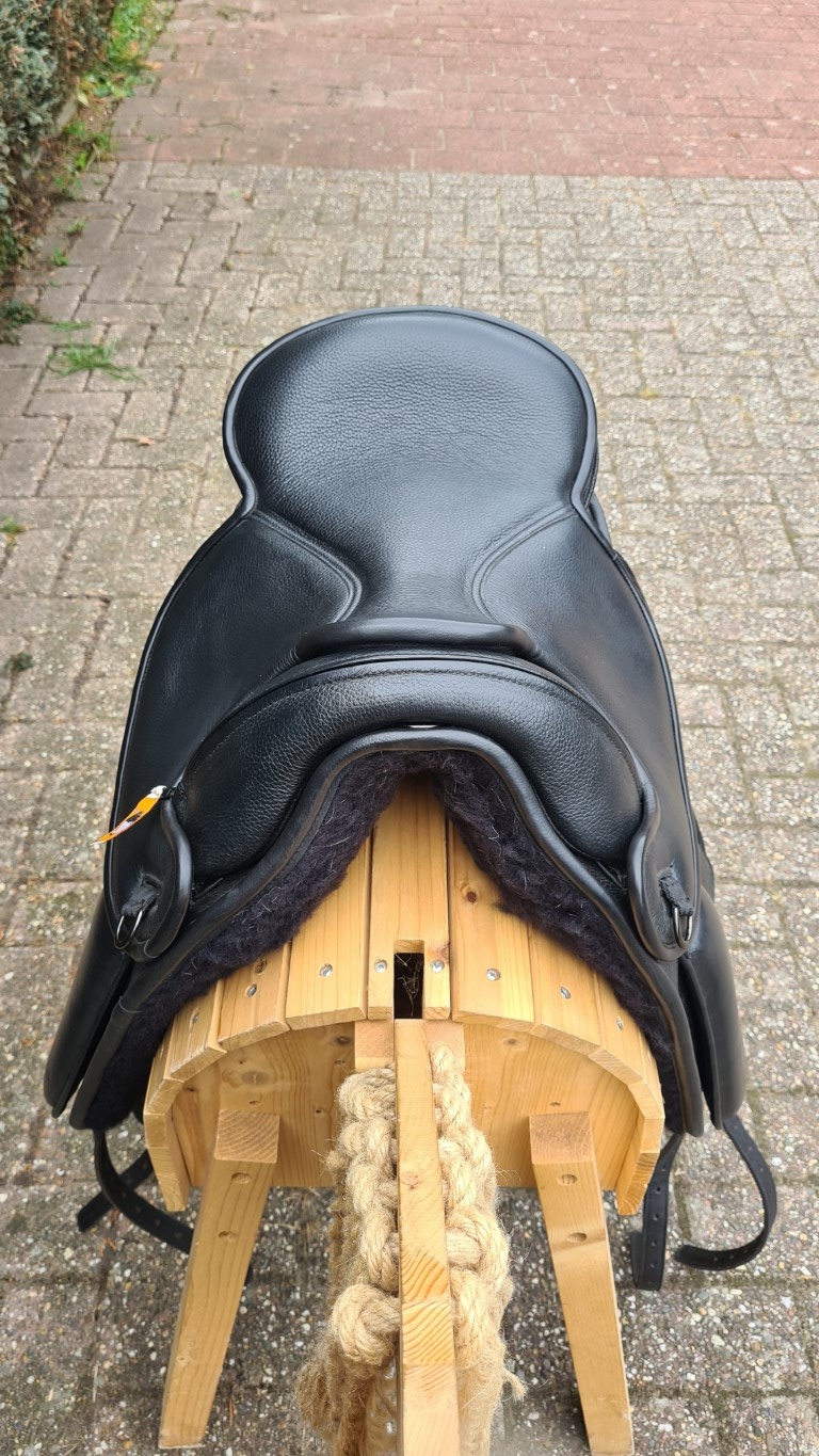 Second chance London treeless saddle size 1