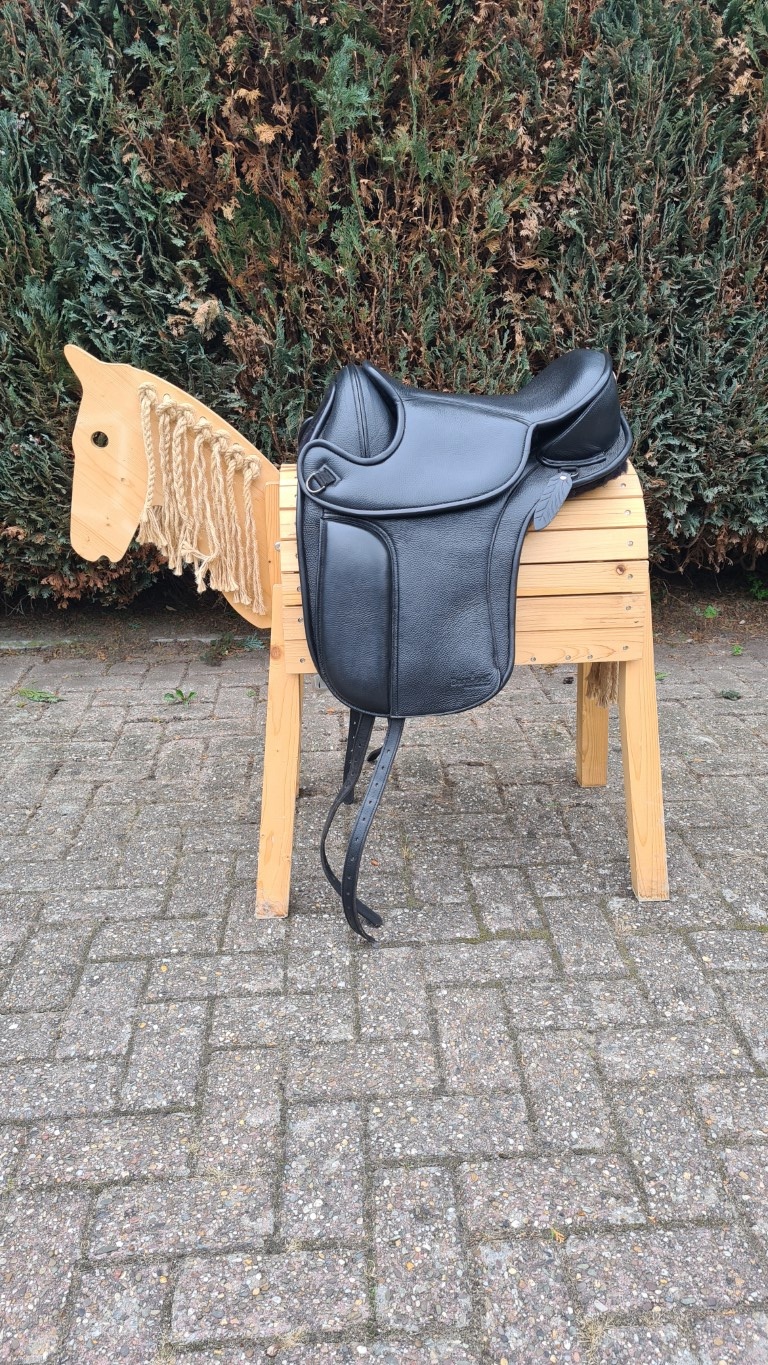 Second chance London treeless saddle size 1