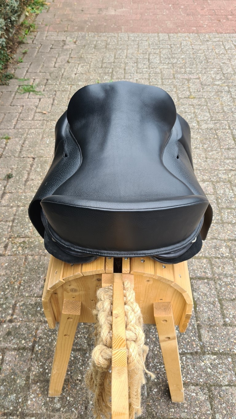 Second hand Evolution base SB with Dressage Trail seat 18 inch black with panels