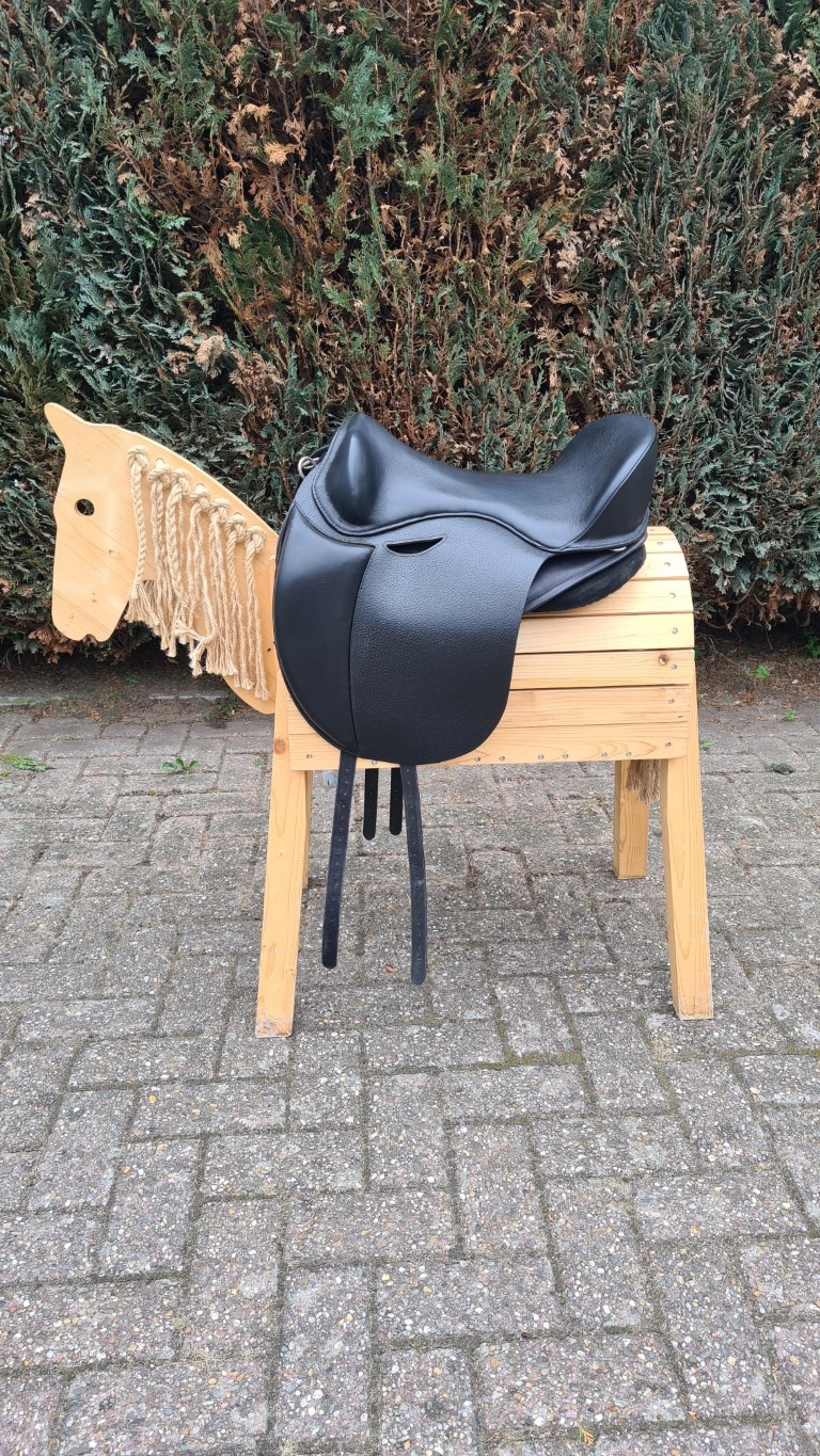 Second hand Evolution base SB with Dressage Trail seat 18 inch black with panels