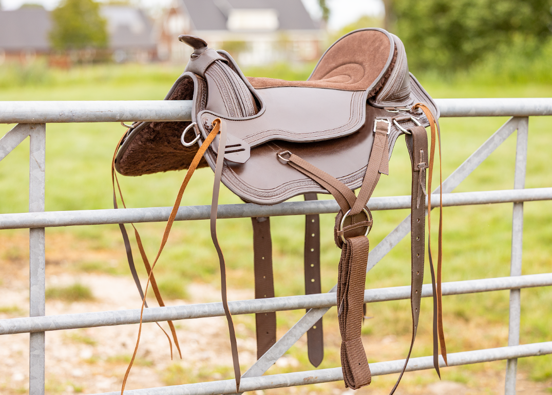 Equis treeless western saddle leather