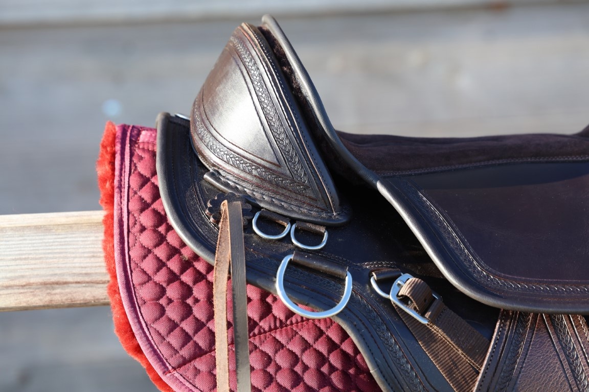 Equis treeless western saddle leather