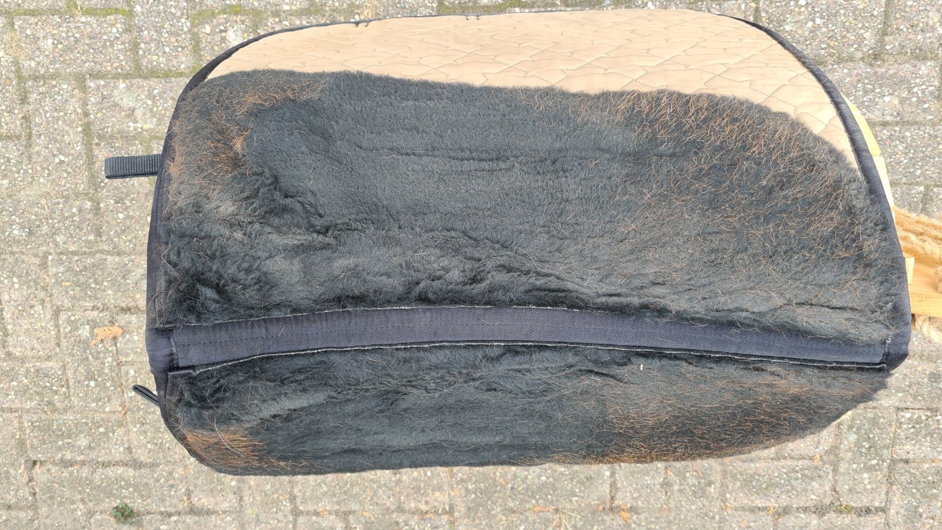 Second hand saddle pad suitable for inlays red