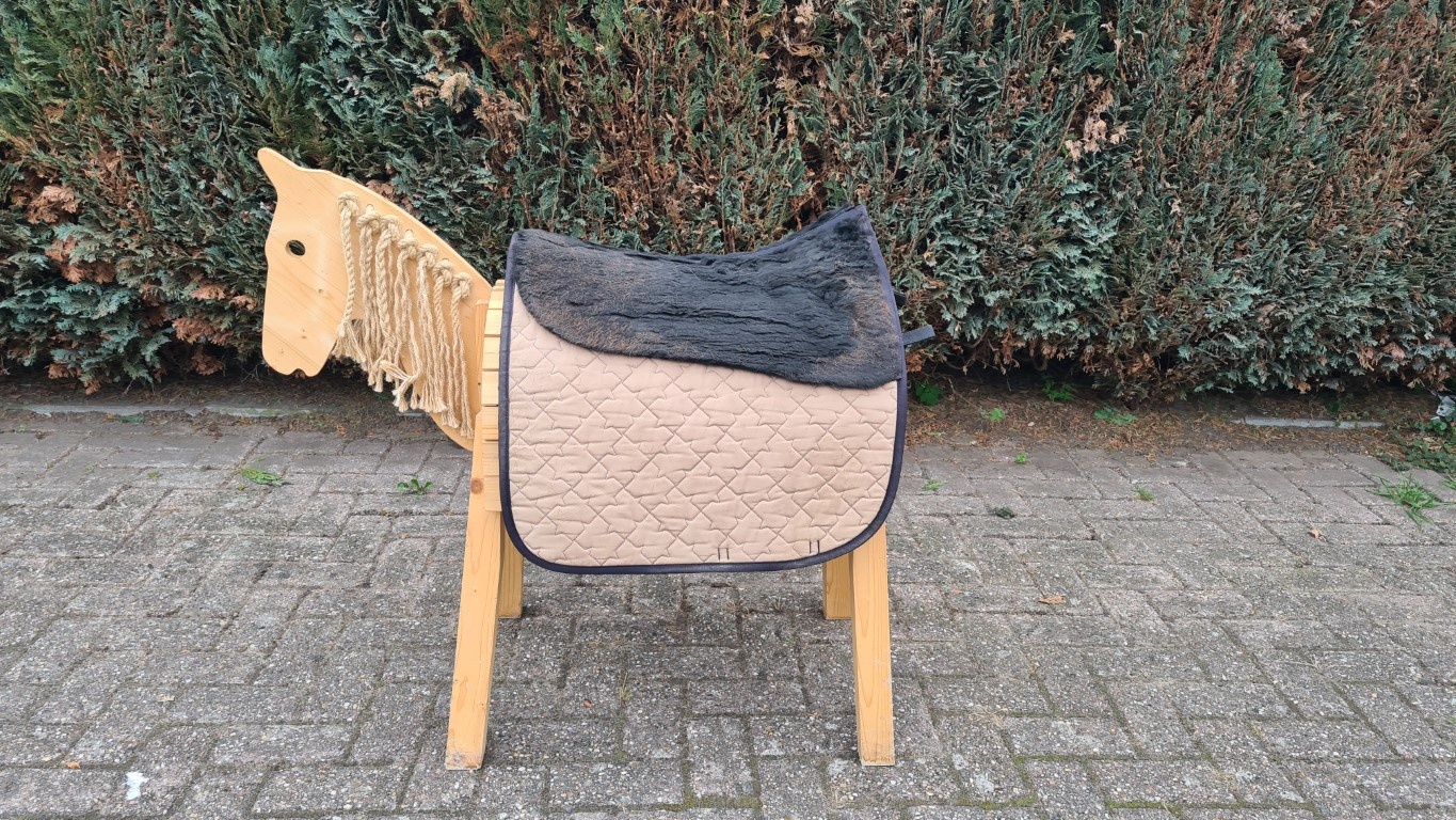 Second hand saddle pad suitable for inlays red