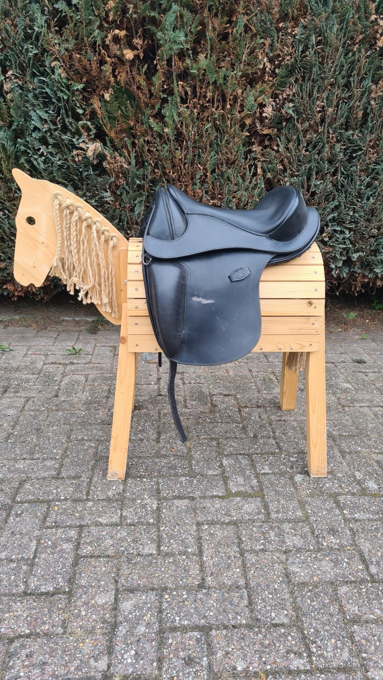 Second hand Merlyn size 1 treeless saddle