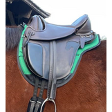 Saddle pad with inlays grip