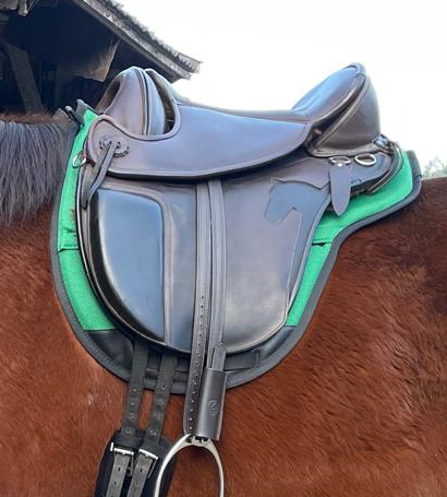 Saddle pad with inlays grip
