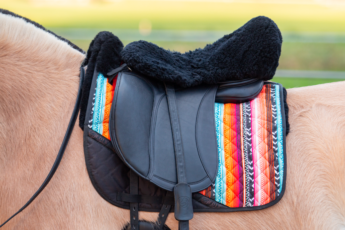 Brightstar dressuur pad met inlages lamsvel