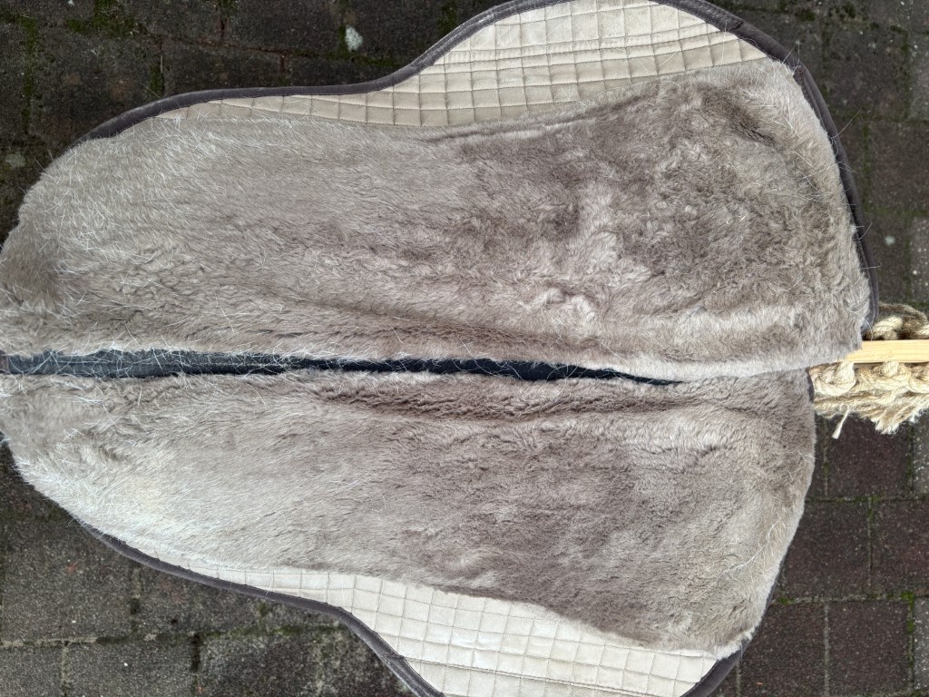 Gebrauchte Roundskirt Sattelunterlage mit Einlage rot