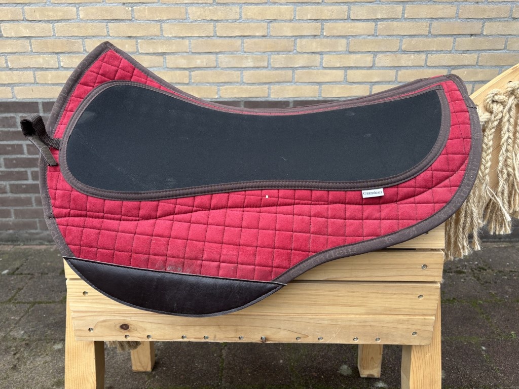 Second hand Roundskirt pad with inlays red