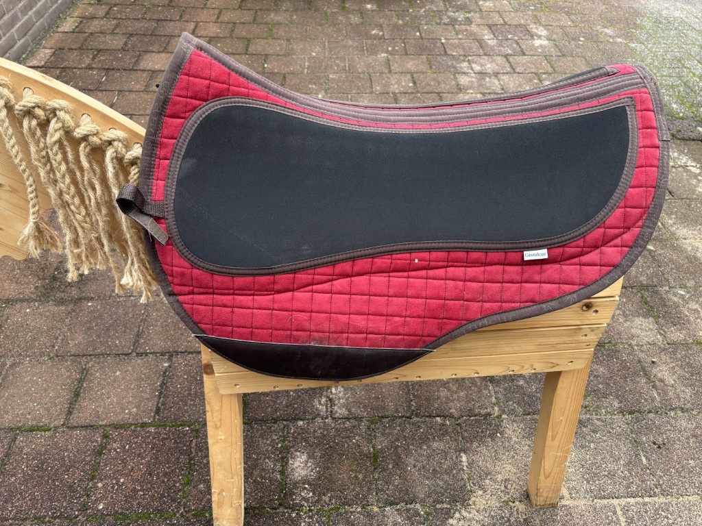 Second hand Roundskirt pad with inlays red