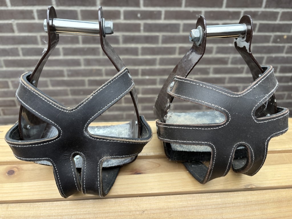 Opknapper Western korf beugels bruin voetkussens zitten los