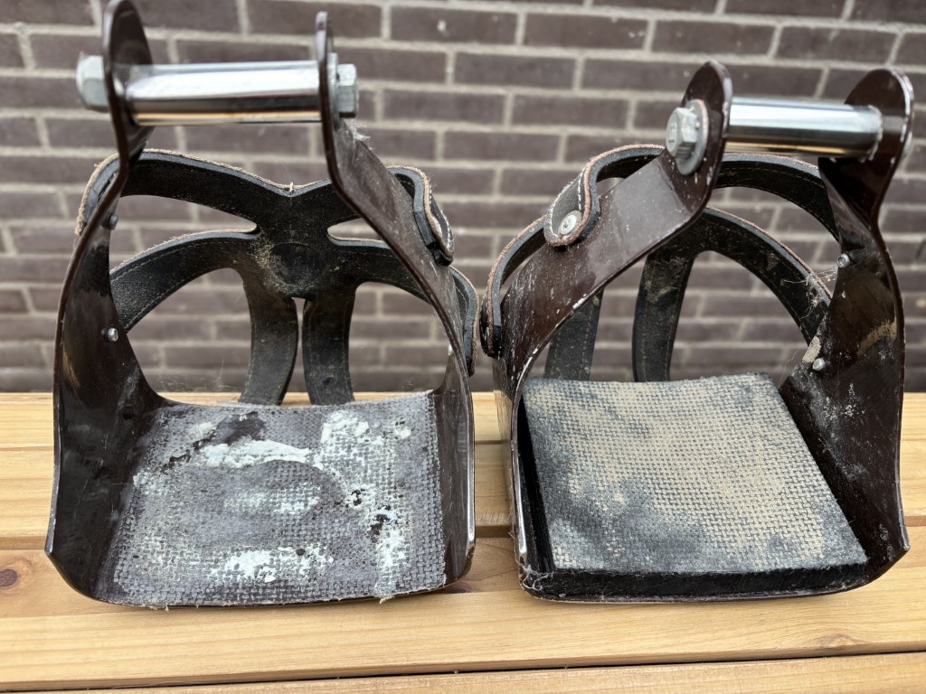 Opknapper Western korf beugels bruin voetkussens zitten los