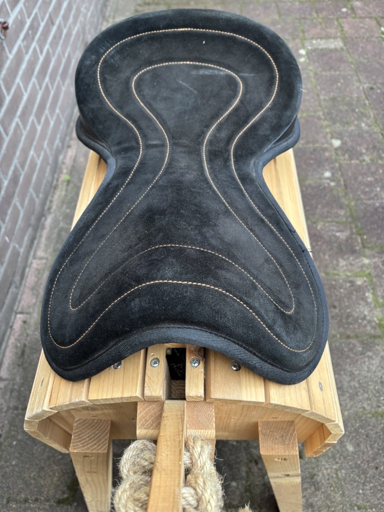 Tweedehands Classic seat 17 inch zwart suede