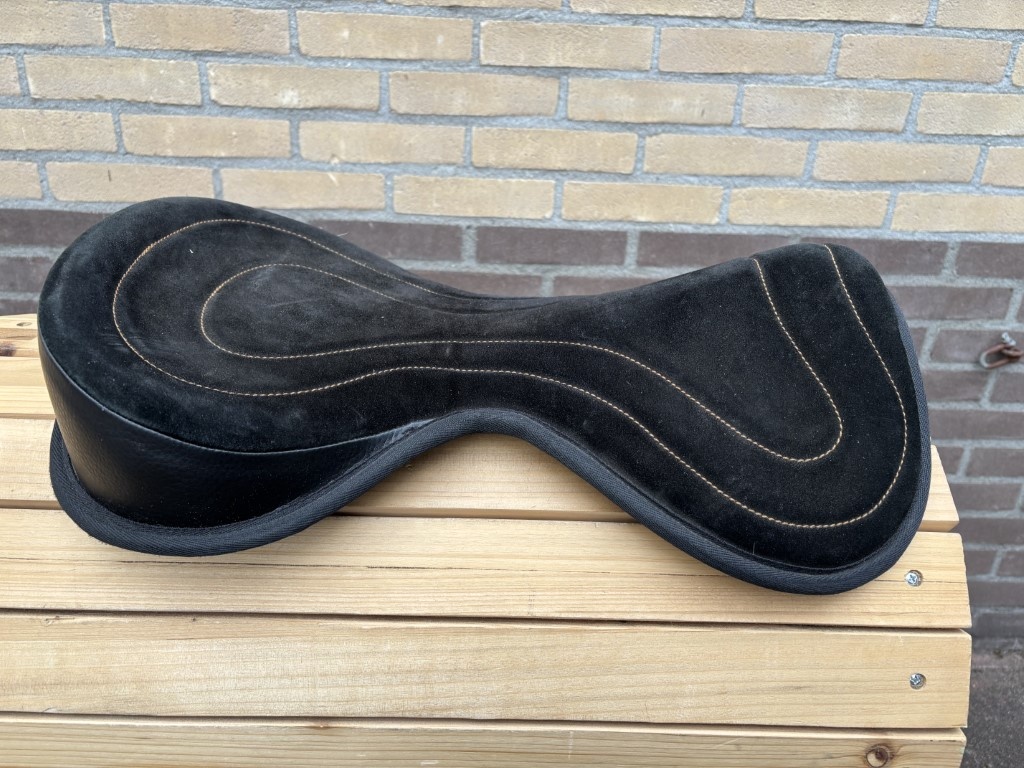 Second hand Classic seat 17 inch black suede