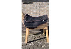 Roundskirt anti slip western pad