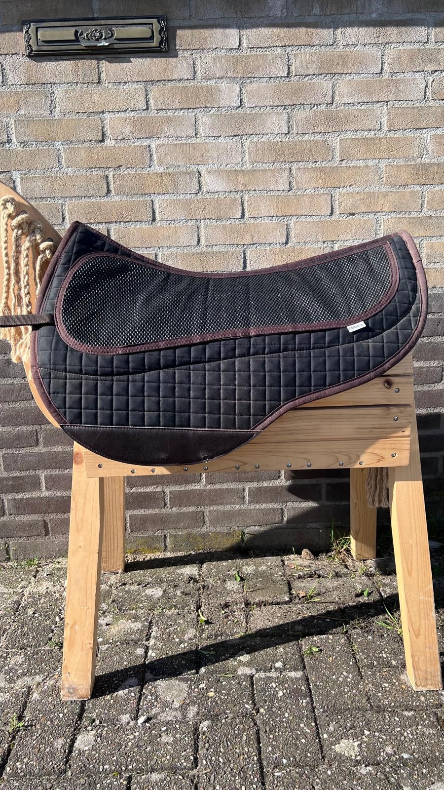 Roundskirt anti slip western pad with inlays black