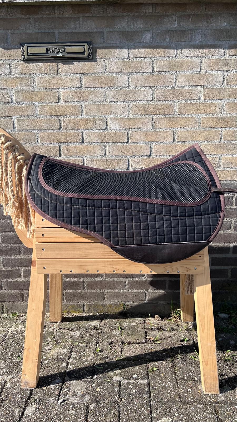 Roundskirt anti slip western pad with inlays black