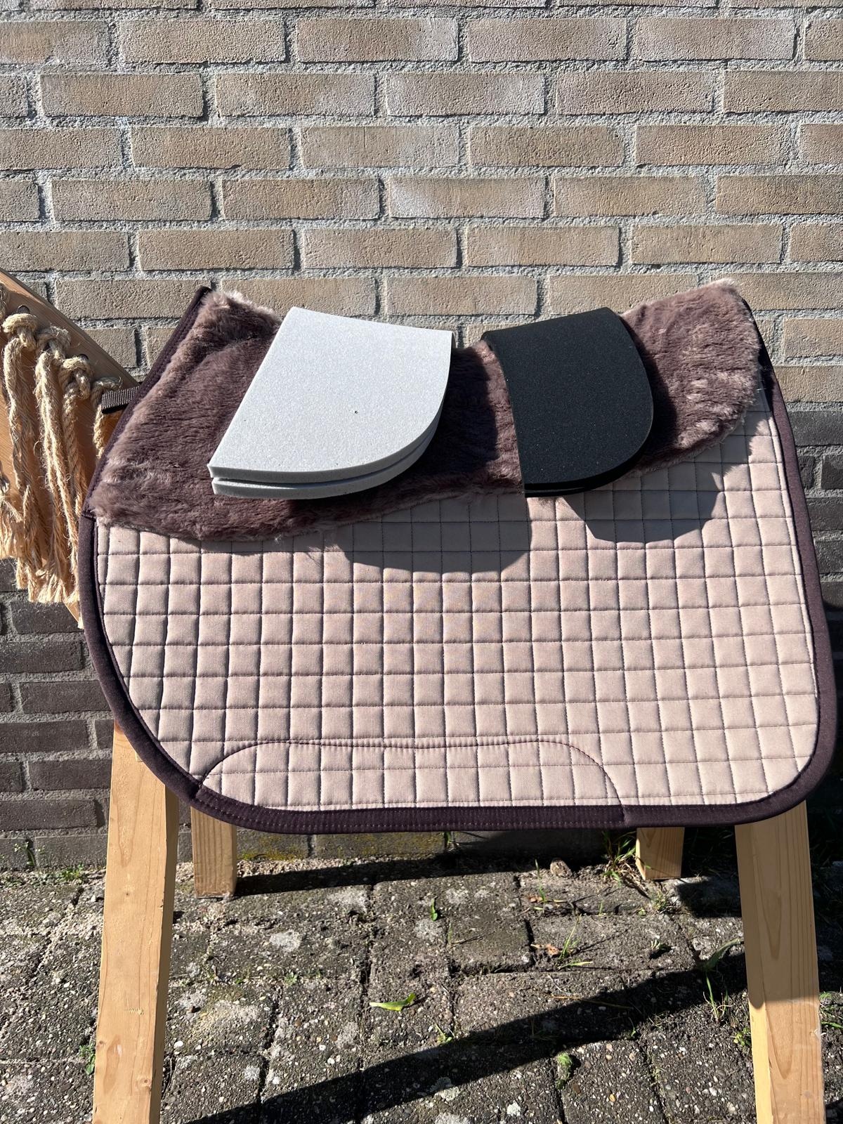 Neue Sattelunterlage mit Einlagen blau