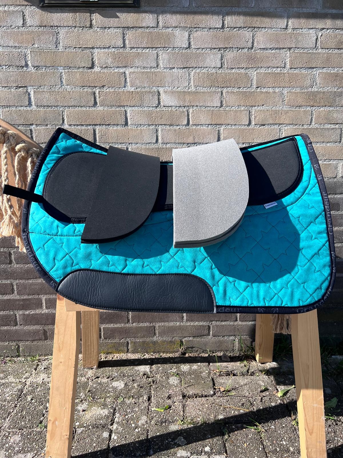 Nieuwe Squareskirt western pad met inlages turquoise