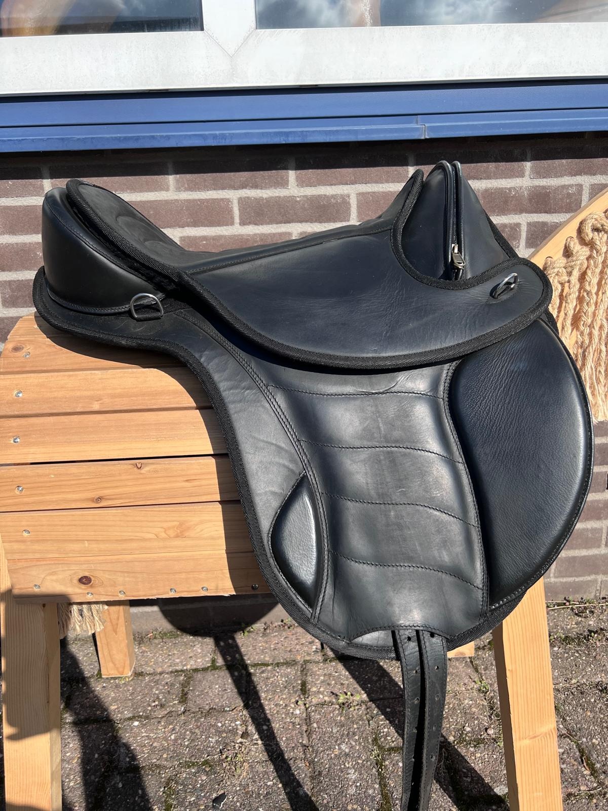 Second Chance Courville treeless saddle size M black
