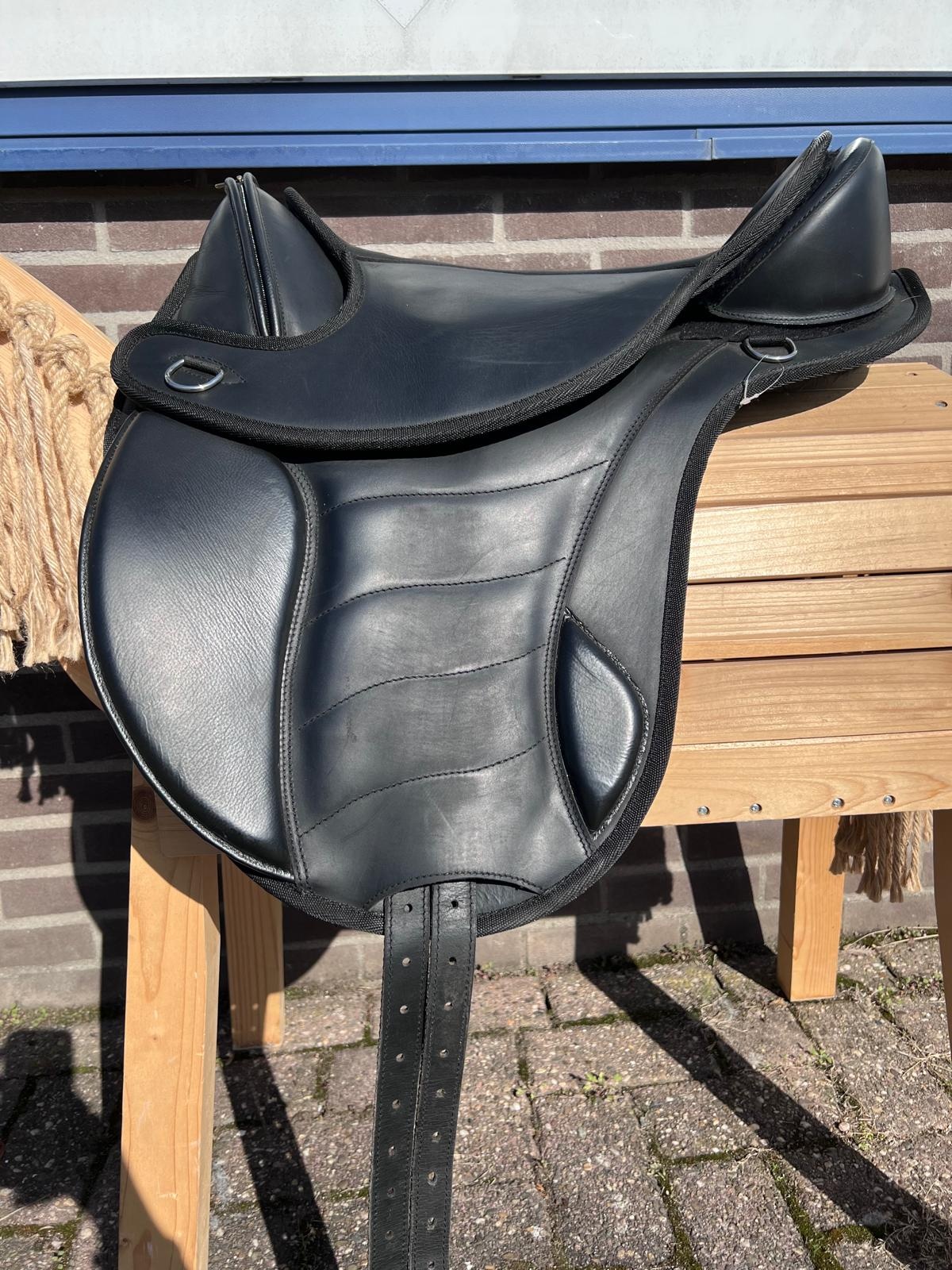 Second Chance Courville treeless saddle size M black
