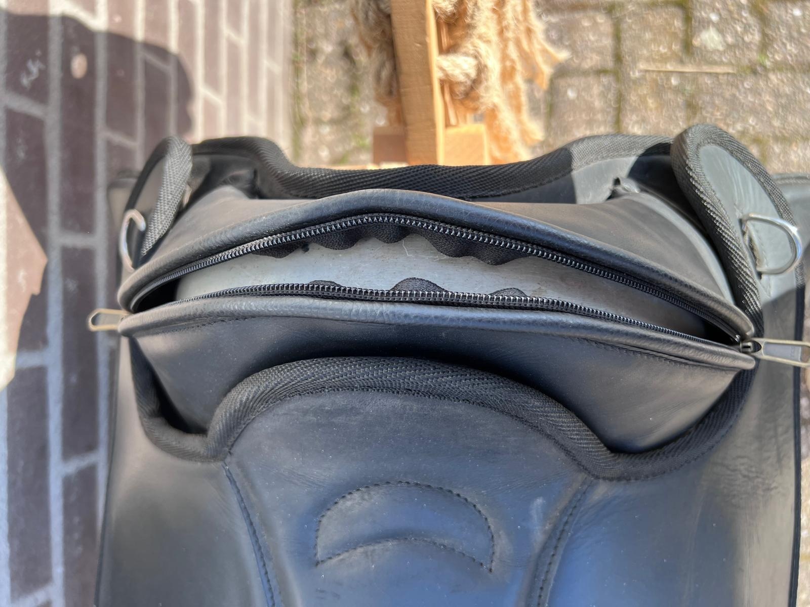 Second Chance Courville treeless saddle size M black