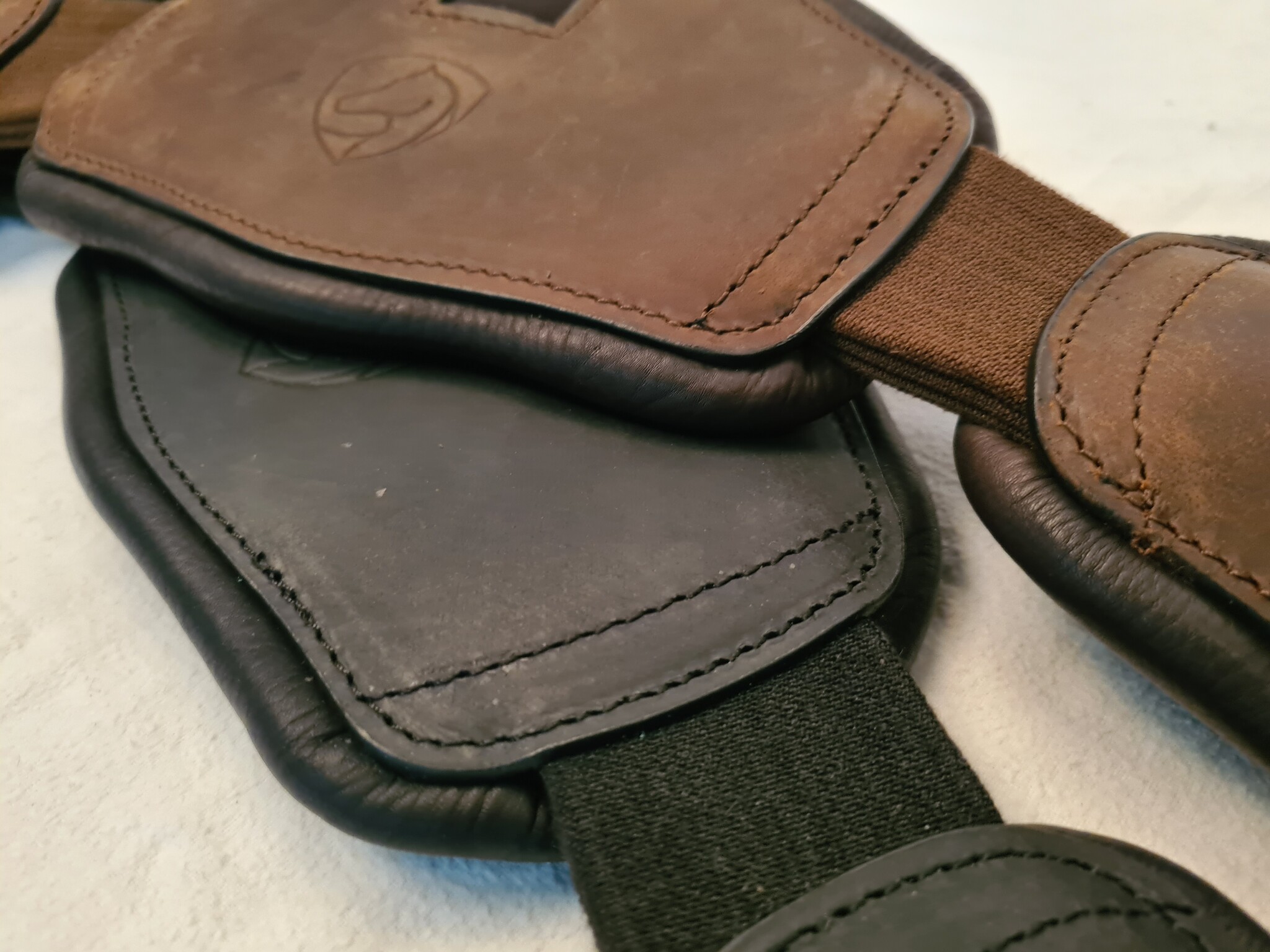 Anatomic crescent western girth