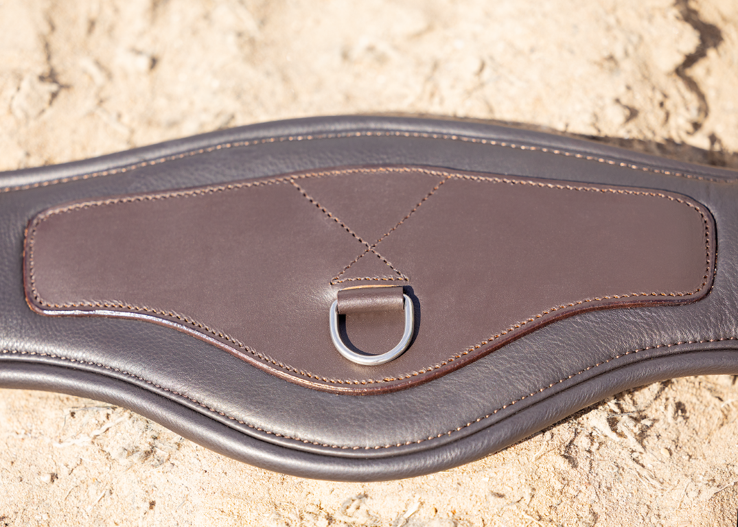 Crescent leather dressage girth 1-part anatomical
