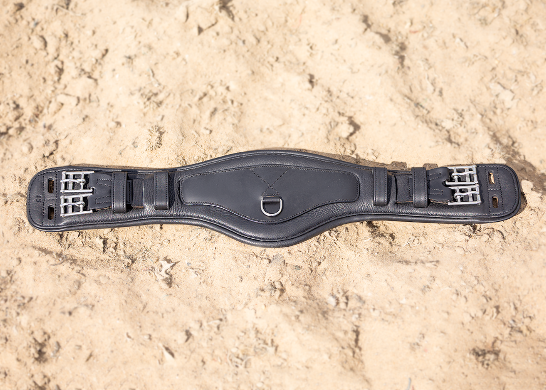 Crescent leather dressage girth 1-part anatomical