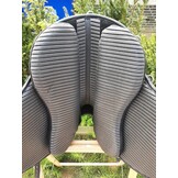 Zo goed als nieuwe Classic SB boomlooszadel met 17,5inch seat zwart inclusief kussens