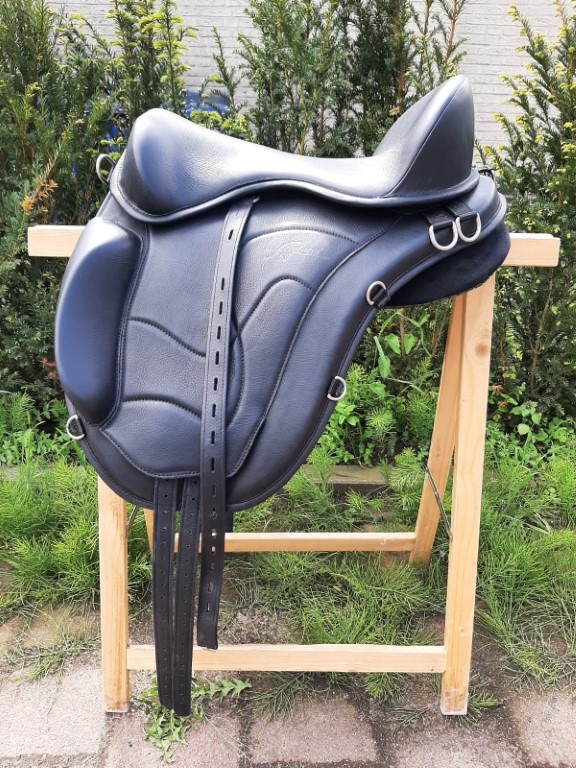 Fast neue Classic SB Baumlosesattel mit 17,5inch Sitz schwarz mit Kletkissen