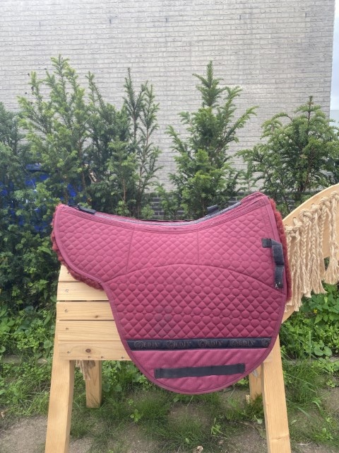 Tweedehands Courville lamsvel pad maat S burgundy met inlages
