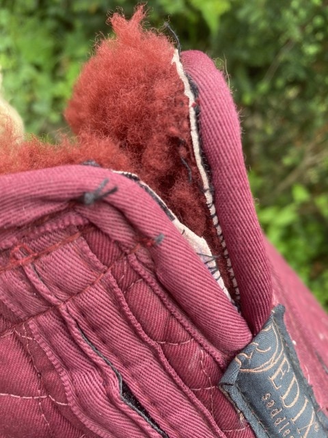 Used Courville sheepskin pad size S burgundy with inserts