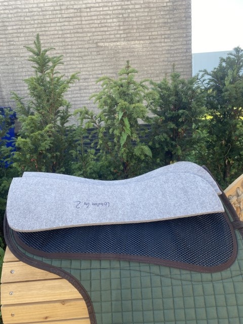 Neues moosgrünes Pad mit Filzeinlagen für großes Dressursattel