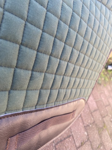 Neues moosgrünes Pad mit Filzeinlagen für großes Dressursattel