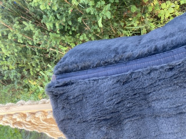 Neues moosgrünes Pad mit Filzeinlagen für großes Dressursattel