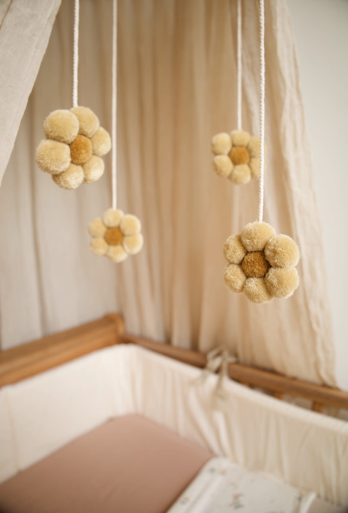 Pompon Daisies mobile sand , A La Collection