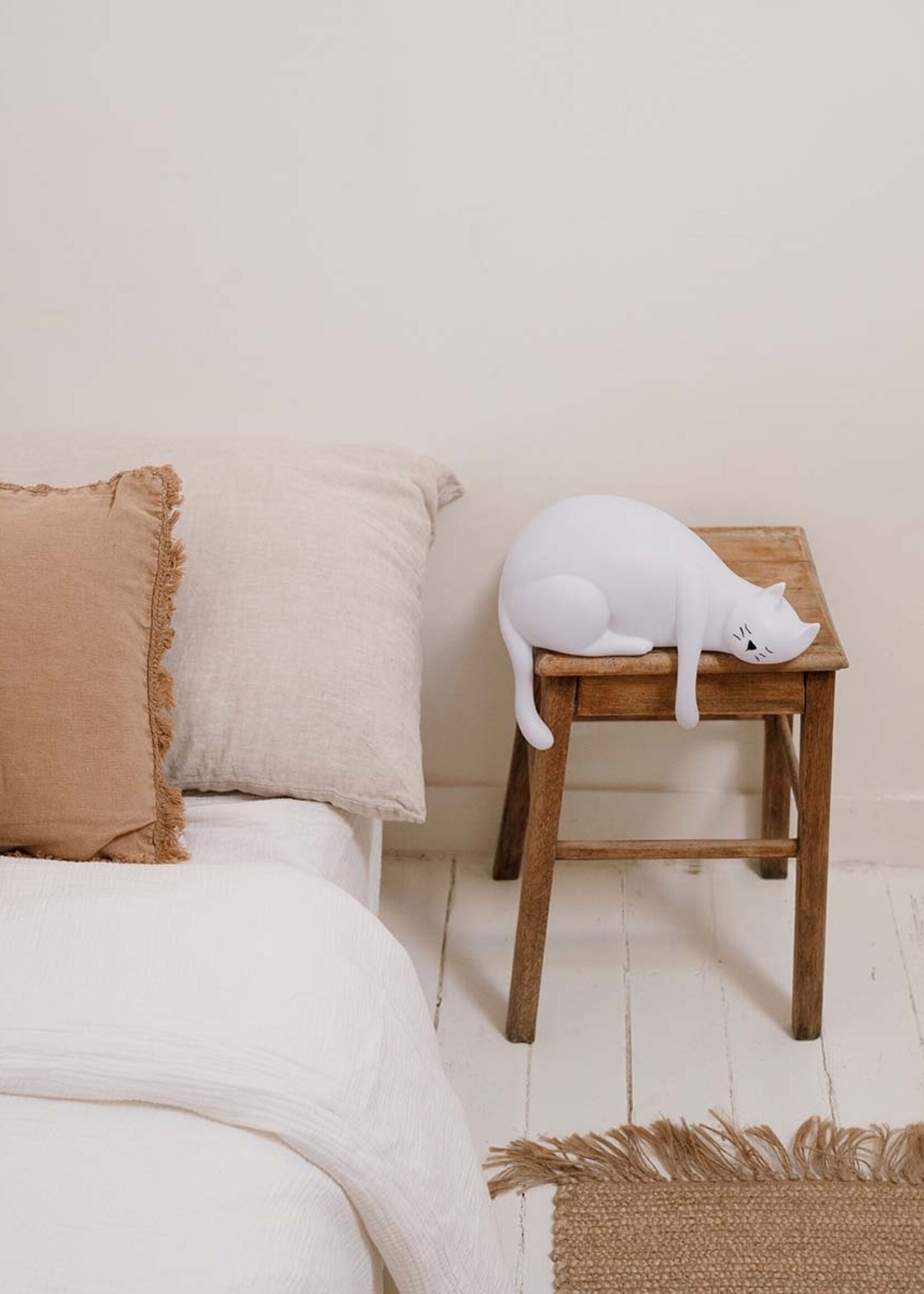 Joseph Le Lapin Georges cat lamp, rose in April