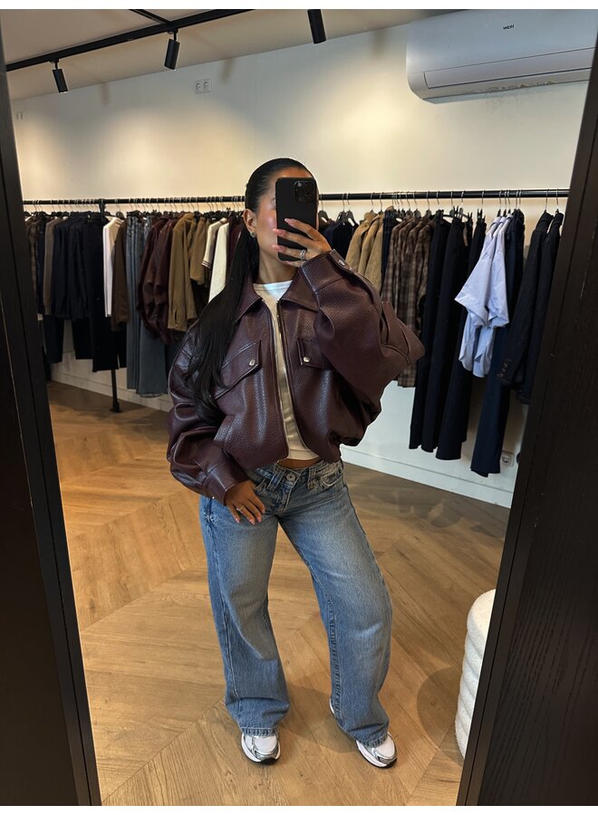 PUFFY LEATHER BOMBER BORDEAUX PRE-ORDER KOMT 31-10 BINNEN
