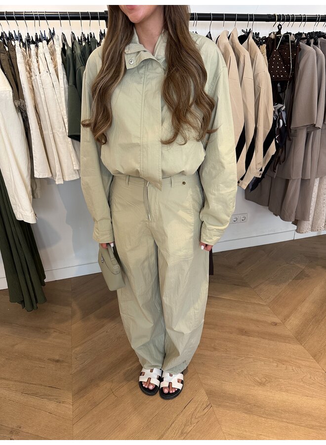 PARACHUTE PANTS SAGE GREEN (valt wat ruimer, deel van set)