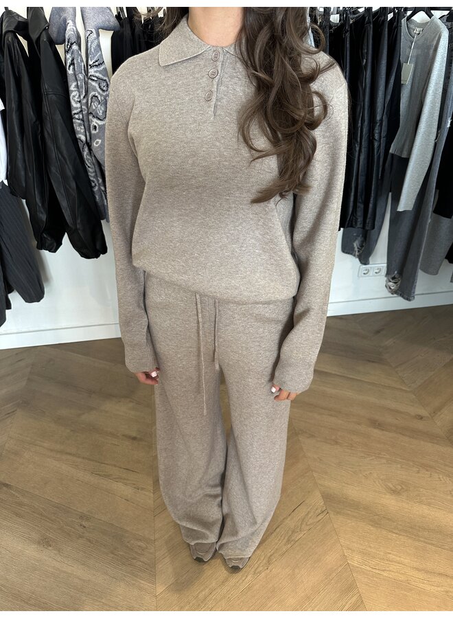 THE ULTIMATE COMFY KNIT - POLO SWEATER TAUPHE Pre-order 4 oktober